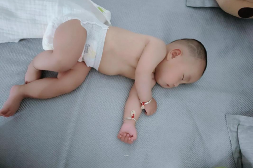 温岭宝宝胳膊上起红疙瘩